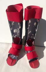 Cascade Hinged Leg Braces Left & Right Kids Black Red Skull Pirates