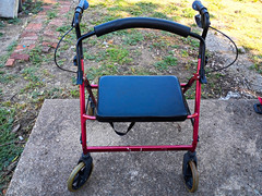 Red/Black 4-Wheel Rollator Walker w/ Seat & Handbrakes for Indoor/Outdoor