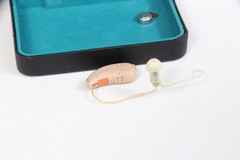 One RIGHT EAR Miracle Ear hearing aid ME RIC 312