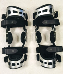 NEW 2 Dr Medical DRMS Knee Braces Size Small Left & Right The Dual OA Reliever