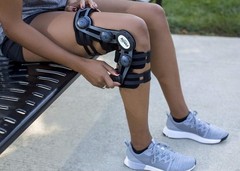 United Ortho 300851-01 Step-Thru NōVel Functional Knee Brace, Right Leg, x Small