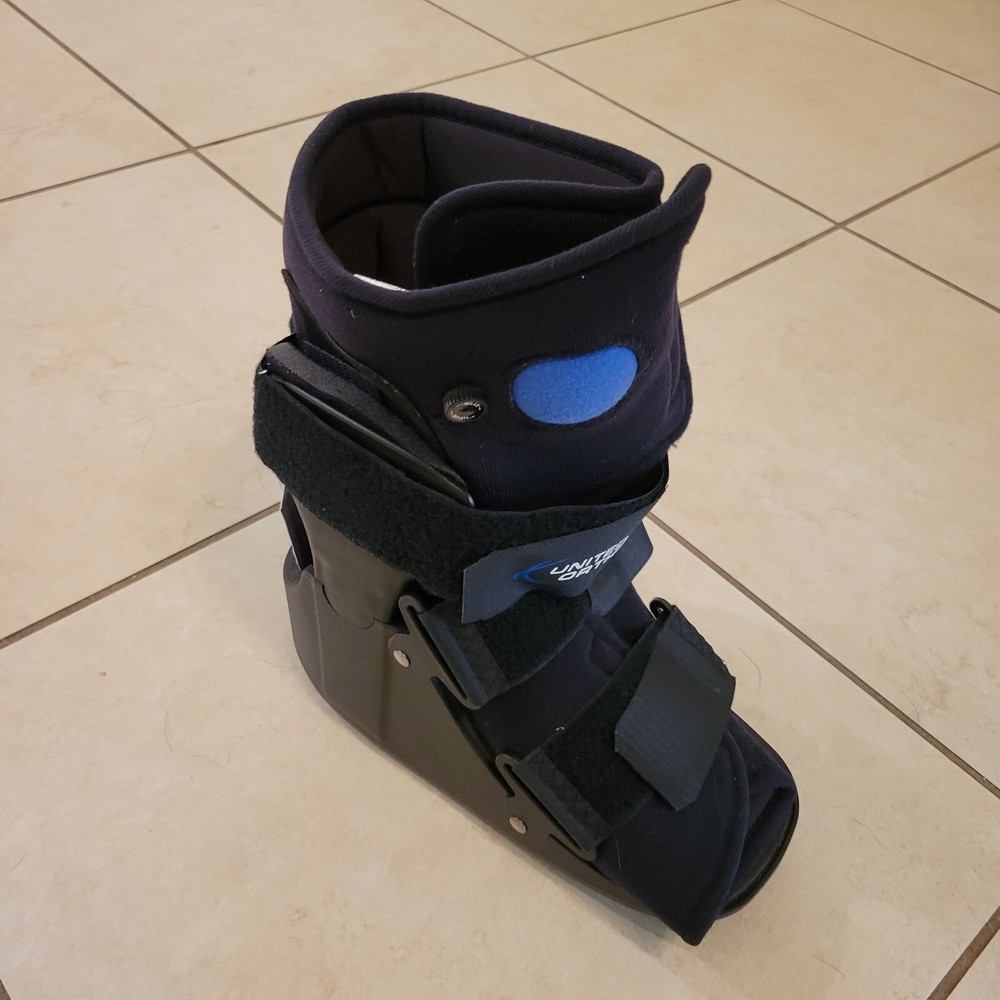 NEW! UNITED ORTHO Short Air Cam Walker Fracture Boot Fits Left or Right MEDIUM