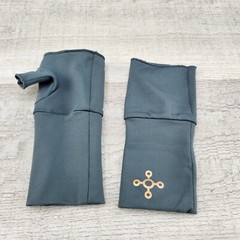 Tommie Copper Unisex Size Small Set L/R Recovery Wrist Sleeve w/Palm Dove Grey