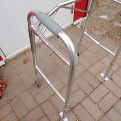 Lightweight Aluminum Walker Plastic Skids Folding and Ajustable Height