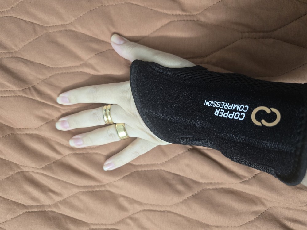 Copper Compression Wrist Brace – Right Hand Adjustable Support Size S/M: 5.5 in