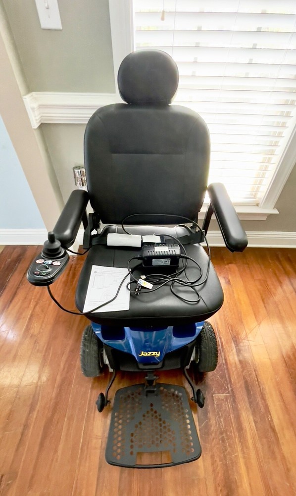 Pride Mobility. Jazzy Elite ES Power Chair. Two Motor. Front-Wheel Drive. 