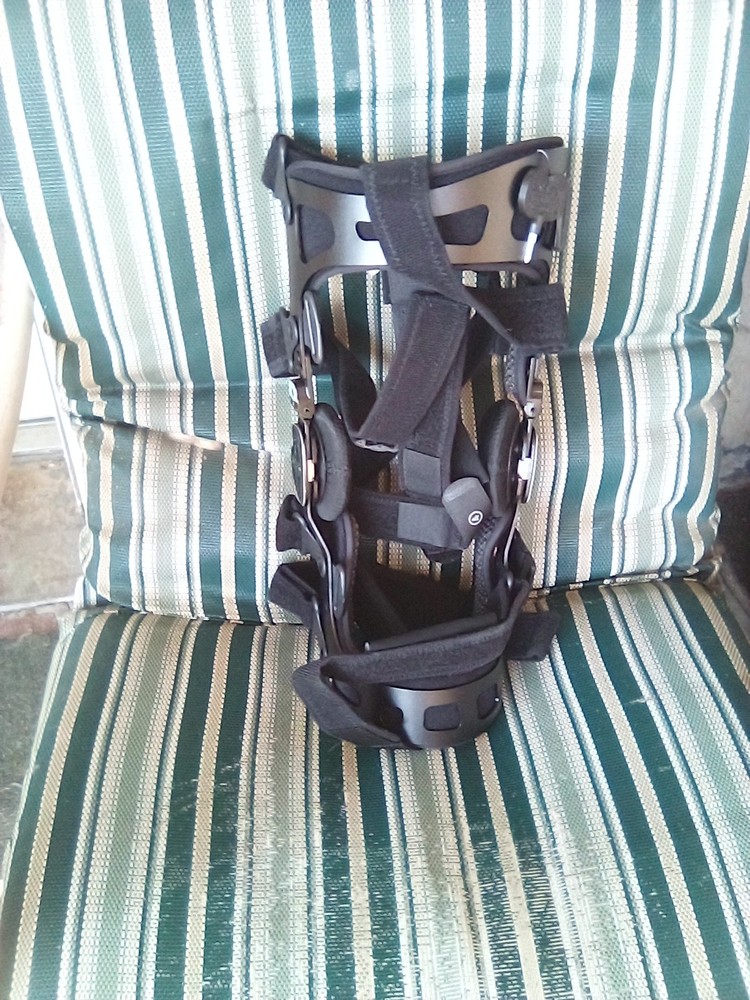 Coretech 845 OA Knee Brace Left Knee Medium Size w/ Extension Angle Adjusters