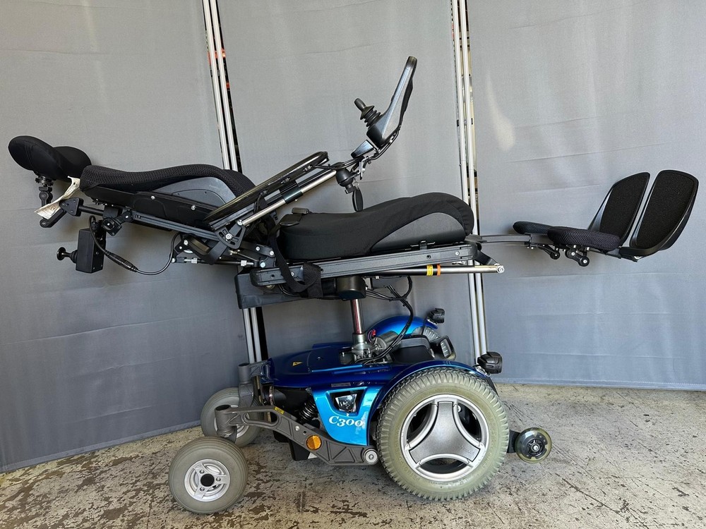 PERMOBIL 3G RNET C300 WHEELCHAIR WITH TILT,RECLINE,LEGS, 8″ LIFT. Lights