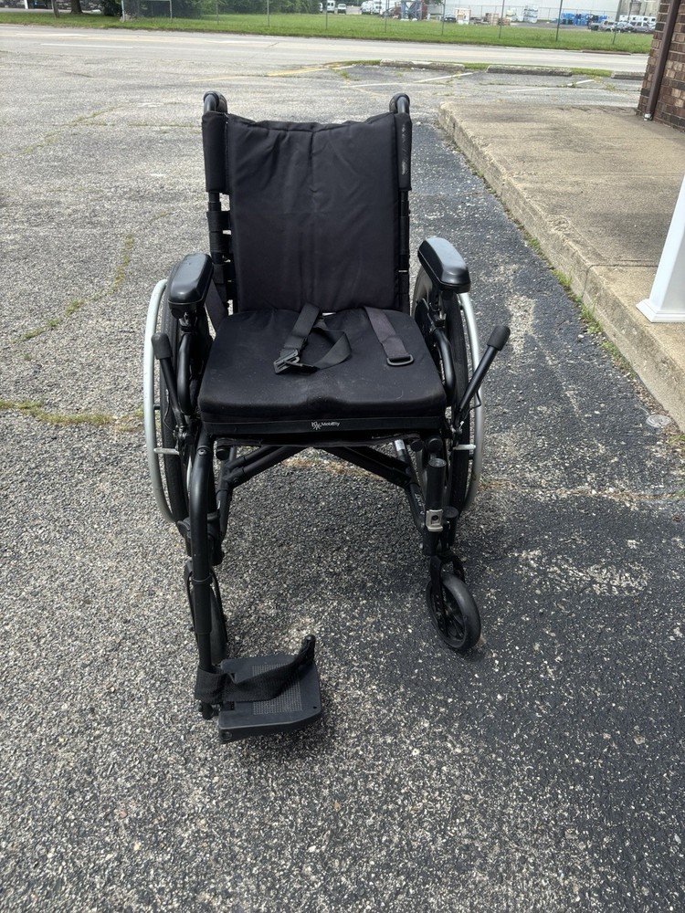 Catalyst Core Ki 5VX SN CVX0104748 03-2022 300 LBS Folding Wheelchair Xcore Whee