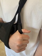 Therapist’s Choice® Deluxe Arm Sling with Thumb Loop, Universal Size