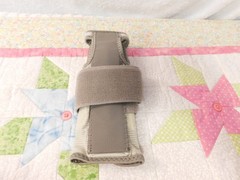 Mueller Carpal Tunnel Wrist Stabilizer Adjustable Fits Left Or Right Hand S/M