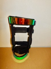 Breg Z13 Right Knee Brace w/Extra Pads/Straps & Carry Bag – Size Medium