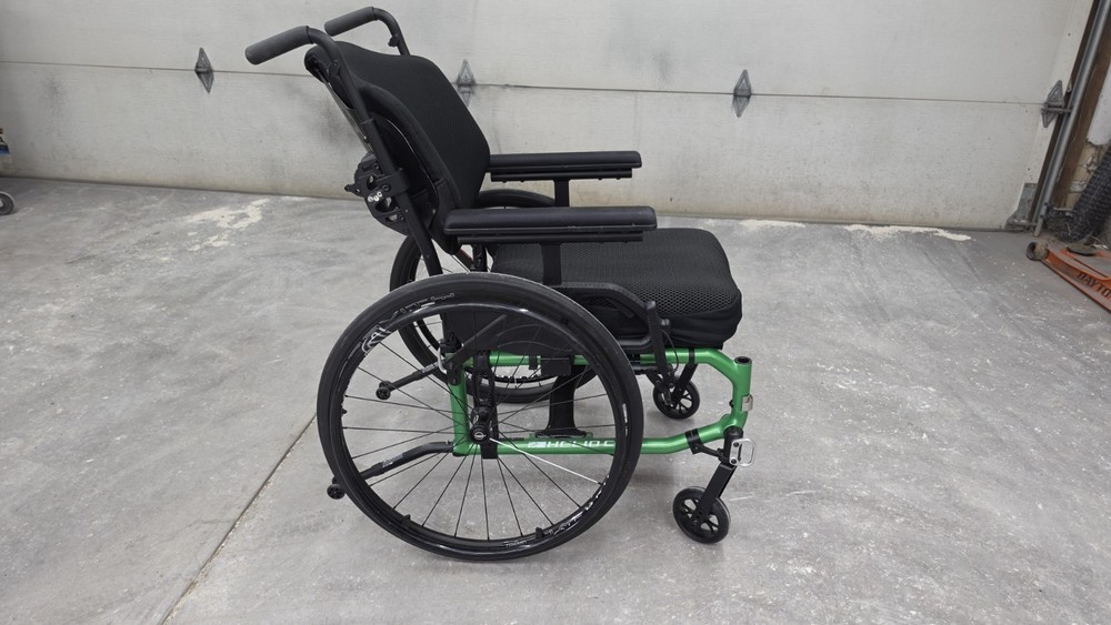 MOTION COMPOSITES Helio C2 Wheelchair W/ Newton Gravity Wheels Air Grip Handle