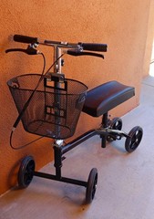 Medline Adult knee walker 4 wheels, 350 lbs weight capacity Excellent Condition