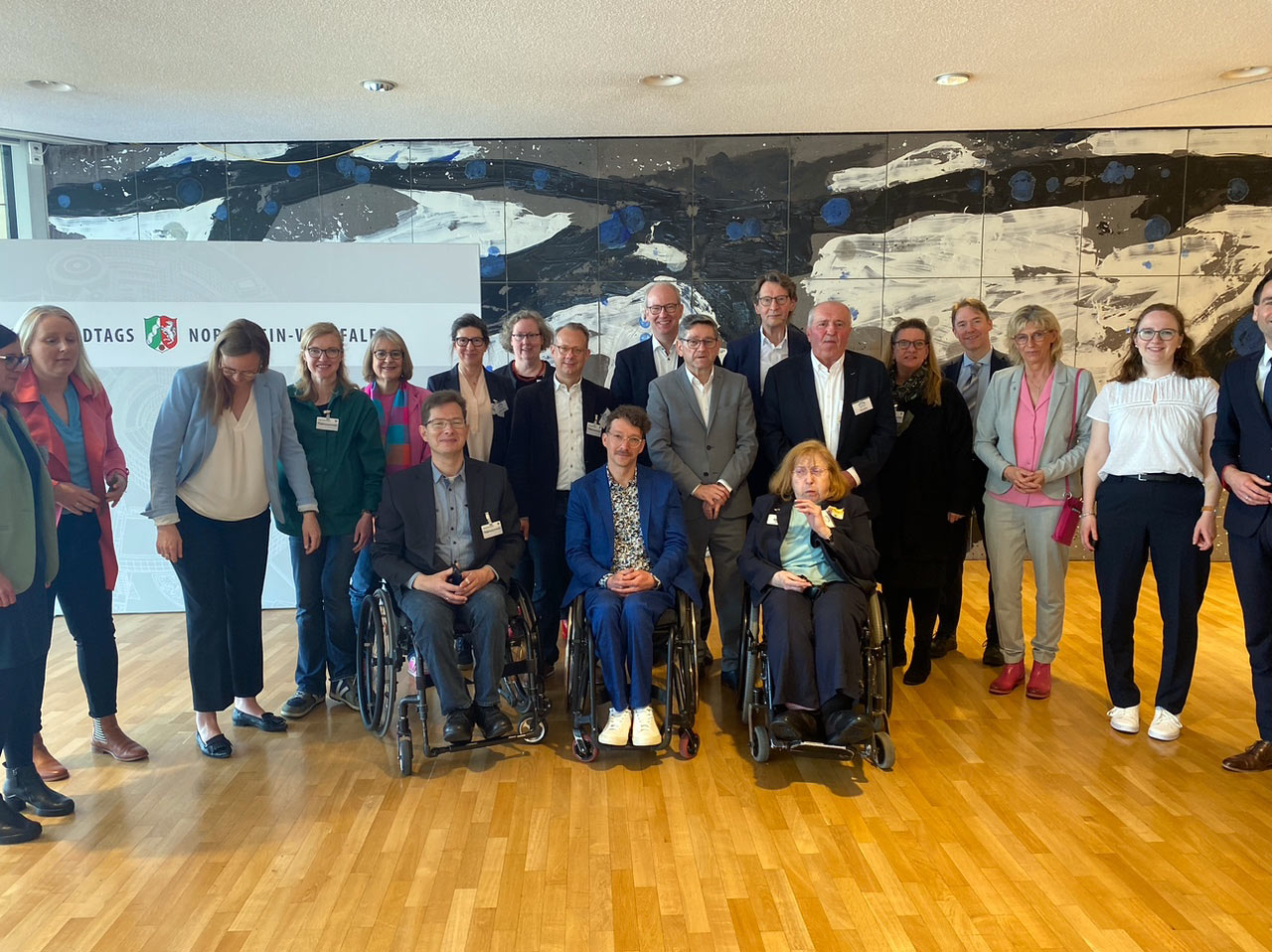Gruppenfoto im Landtag NRW: Vertreterinnen und Vertreter der LBR-Mitgliedsverbände und Abgeordnete, mehrere Personen im Rollstuhl.