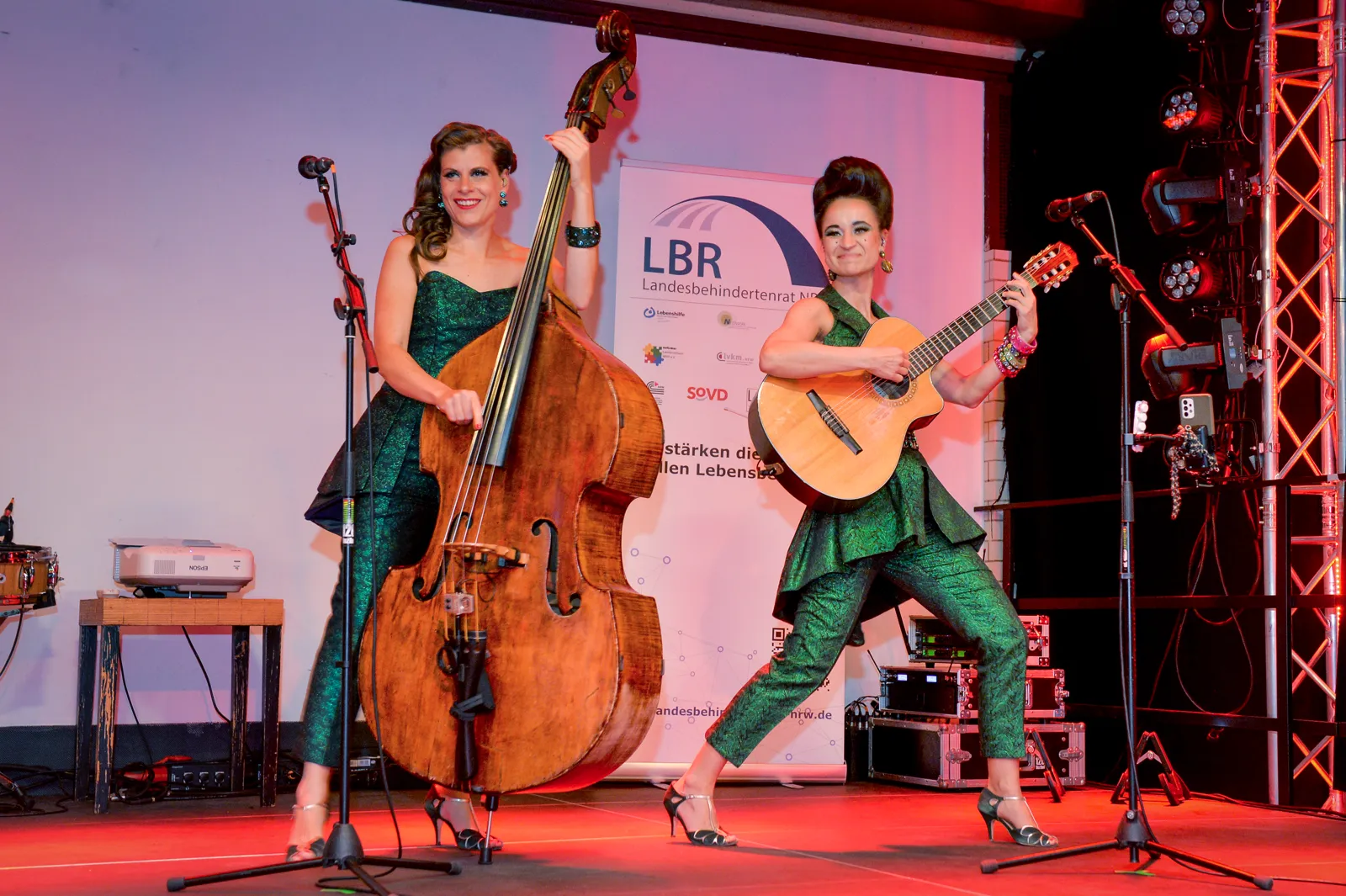 Die Band Zucchini Sistaz spielt auf der Bühne mit Kontrabass und Gitarre.